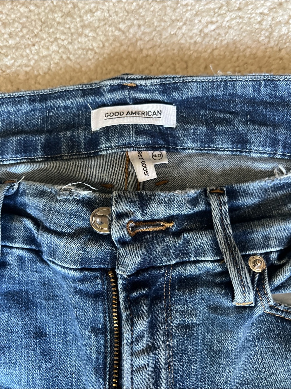 Good American Medium Wash High-Rise Jeans in Blue. Good Legs. New